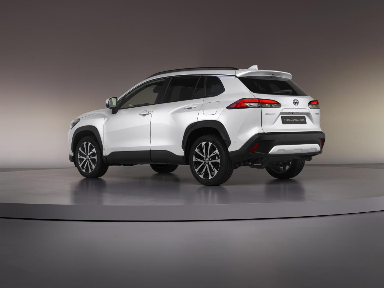 4corollacrosshybrid-2.jpg