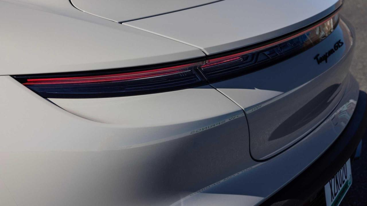2022-porsche-taycan-gts-sedan (9).jpg