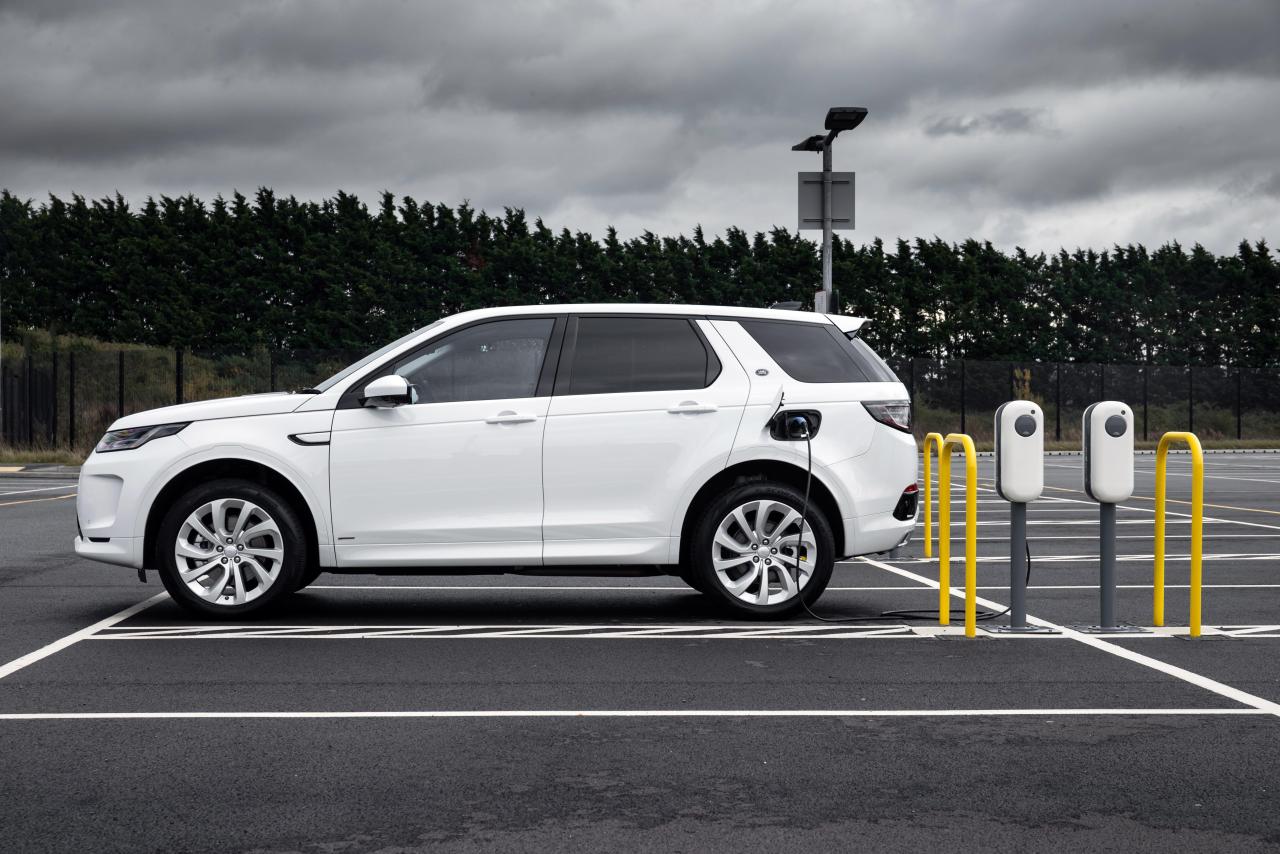 LR_DS_20MY_PHEV_Charging_211020_02.jpg