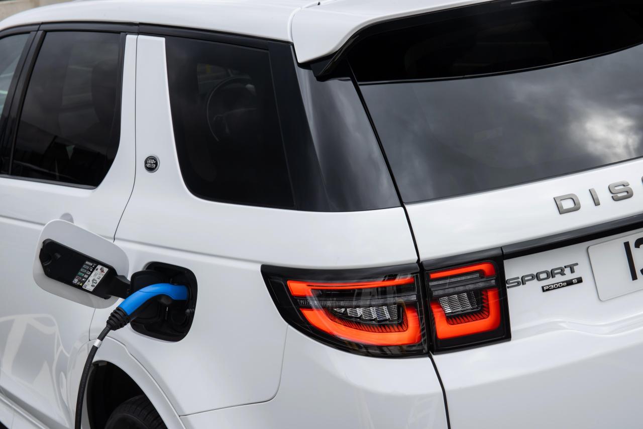 LR_DS_20MY_PHEV_Charging_211020_03.jpg