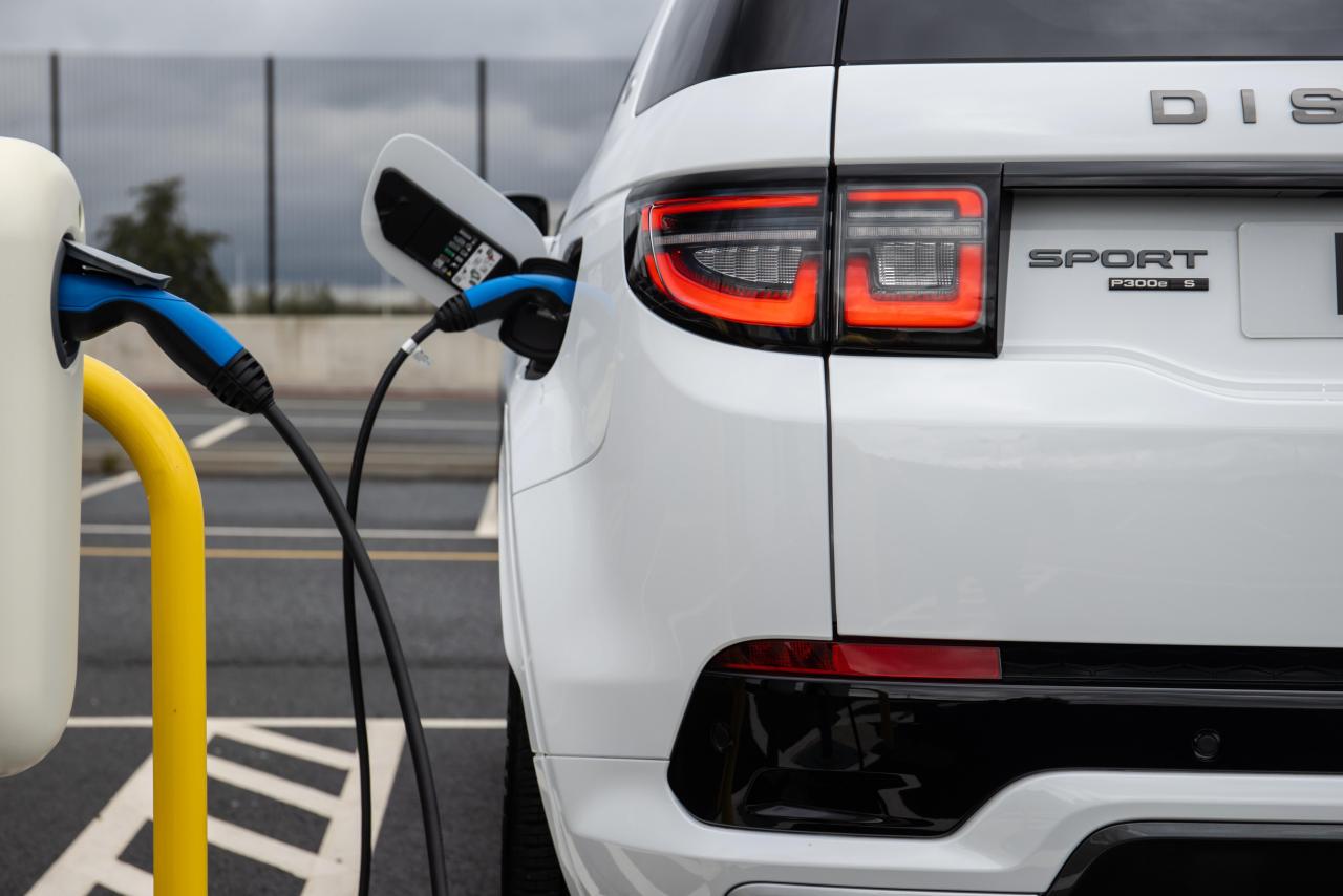 LR_DS_20MY_PHEV_Charging_211020_04.jpg