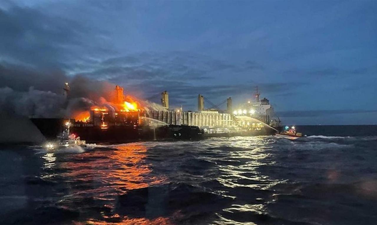 Major-fire-on-a-bulk-carrier_1-Almirante-Storni.jpg