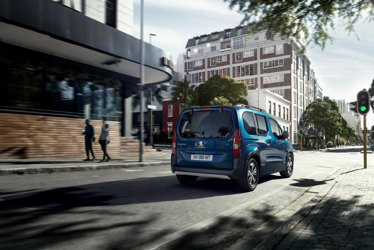 2021-peugeot-e-rifter-electric-minivan-13.jpg
