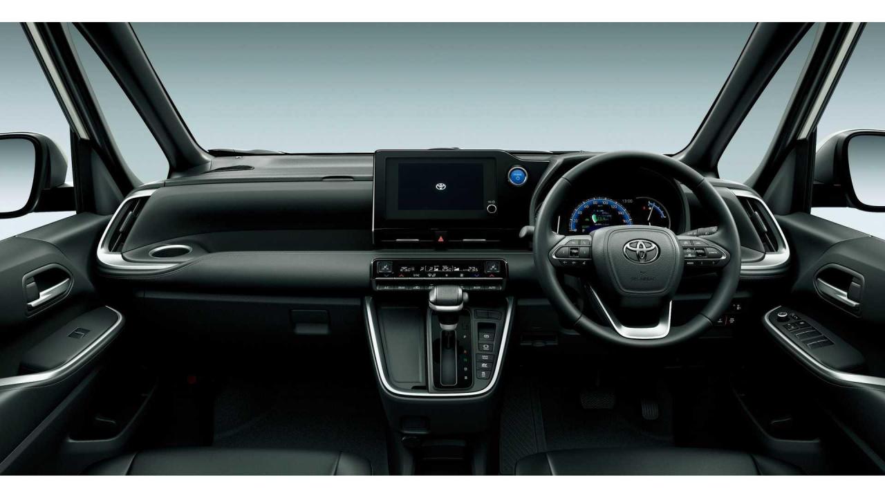 2022-toyota-noah-jdm (8).jpg