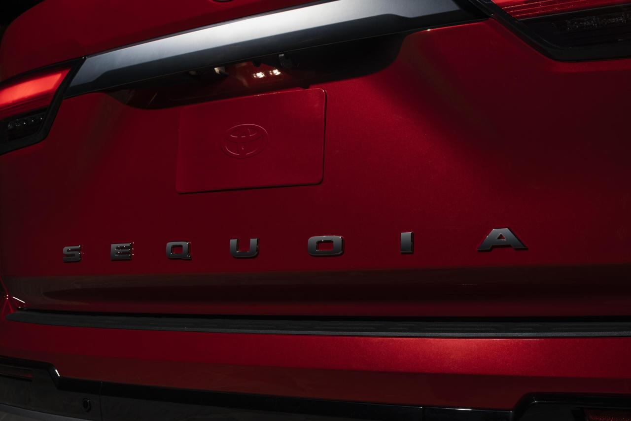 Toyota_SUV_Teaser_2-FULL-1-20-2022.thumb.jpg.89728533cbcc8e302f9146b5d7a67bed.jpg