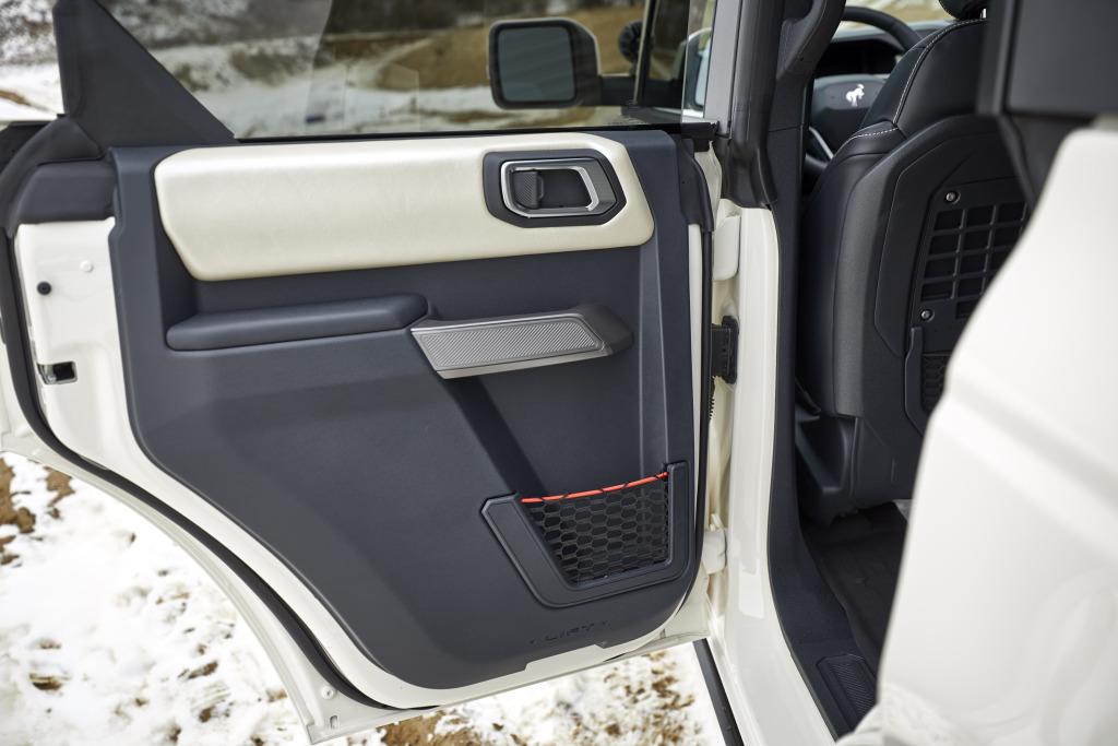 ford_bronco_pope_francis_center_first_edition_48.jpg.b7dd63df388780a32e0f9f4a3e5e140b.jpg