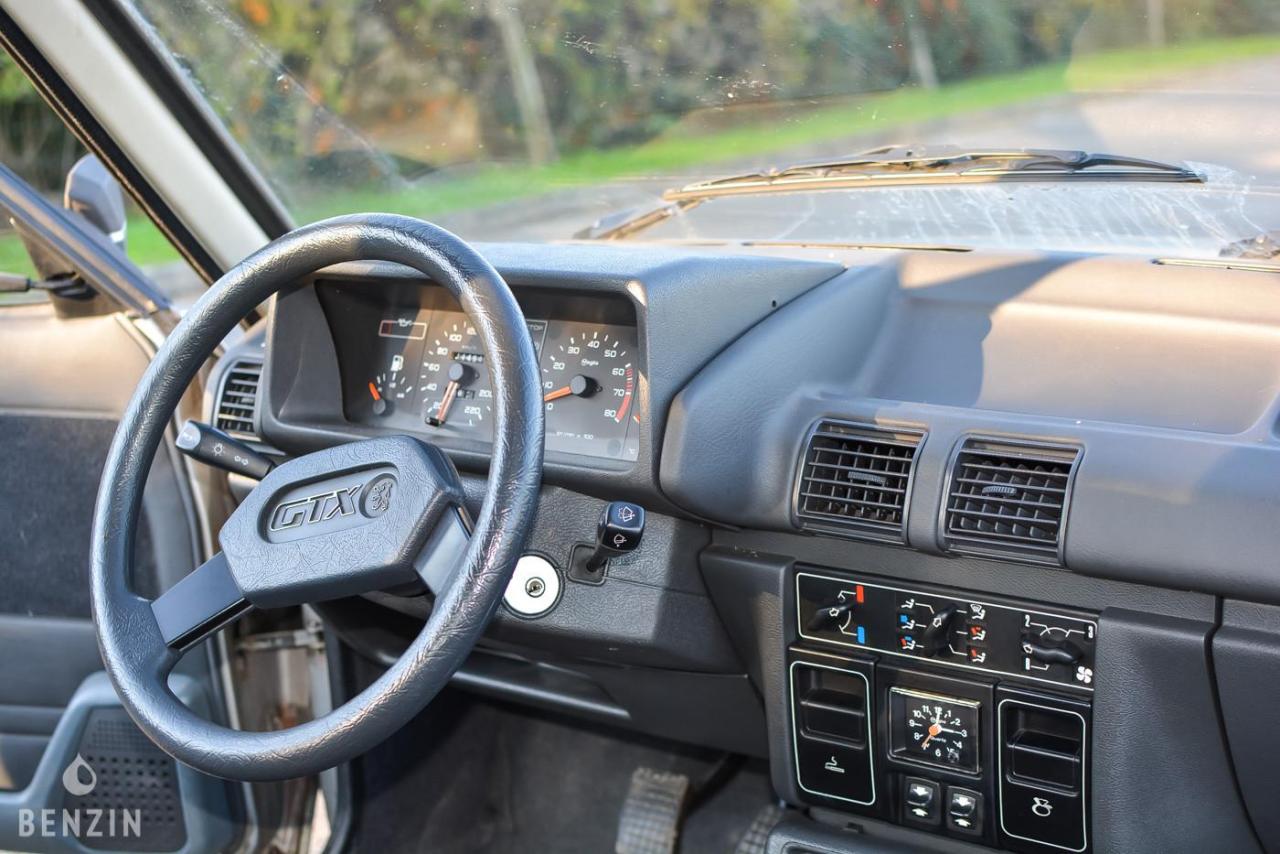 peugeot_305_gtx_plancia.thumb.jpg.fc22d75592d37e771a9b49394dc34956.jpg