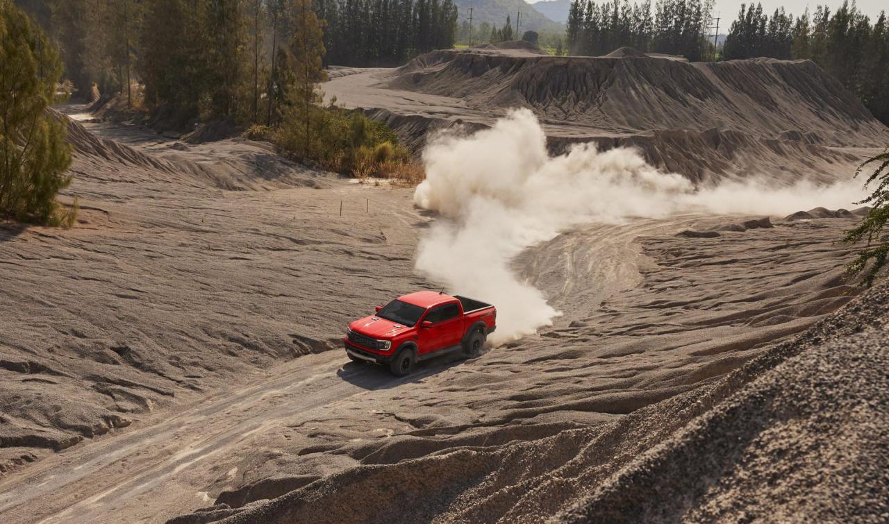 2022-Ford-Ranger-Raptor-2.jpg