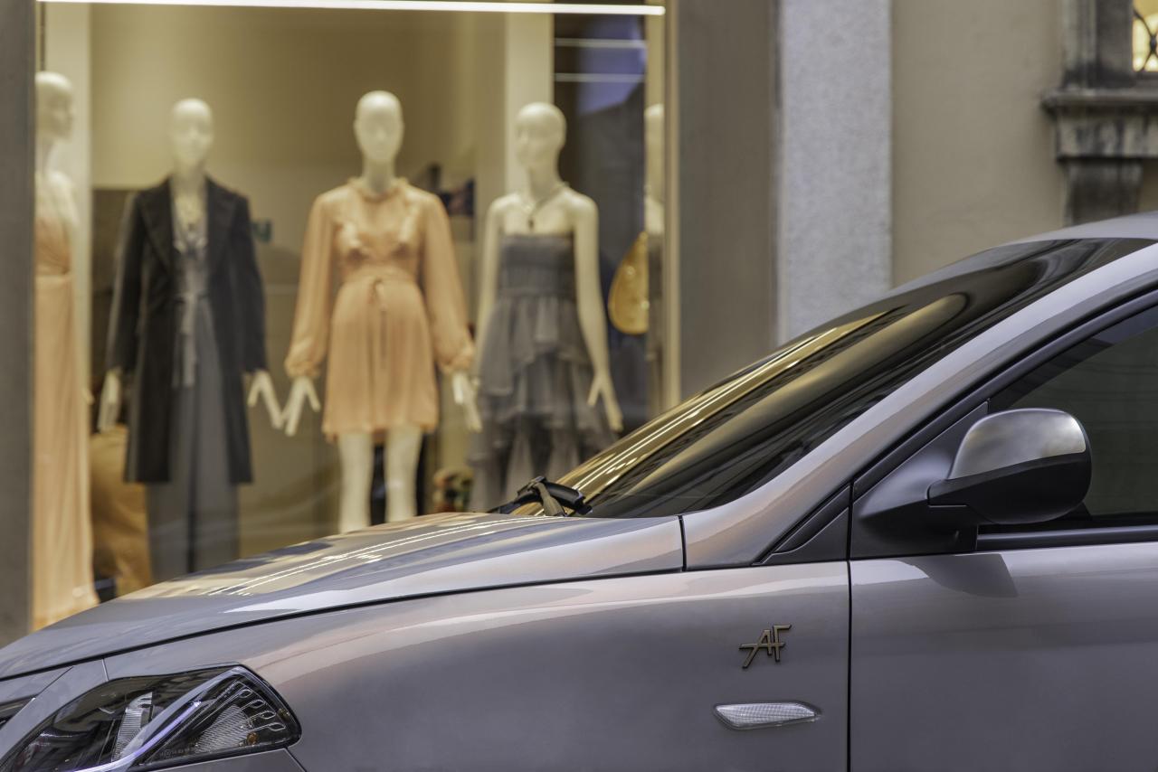 Lancia Ypsilon Alberta Ferretti laterale + Store Ferretti.jpg