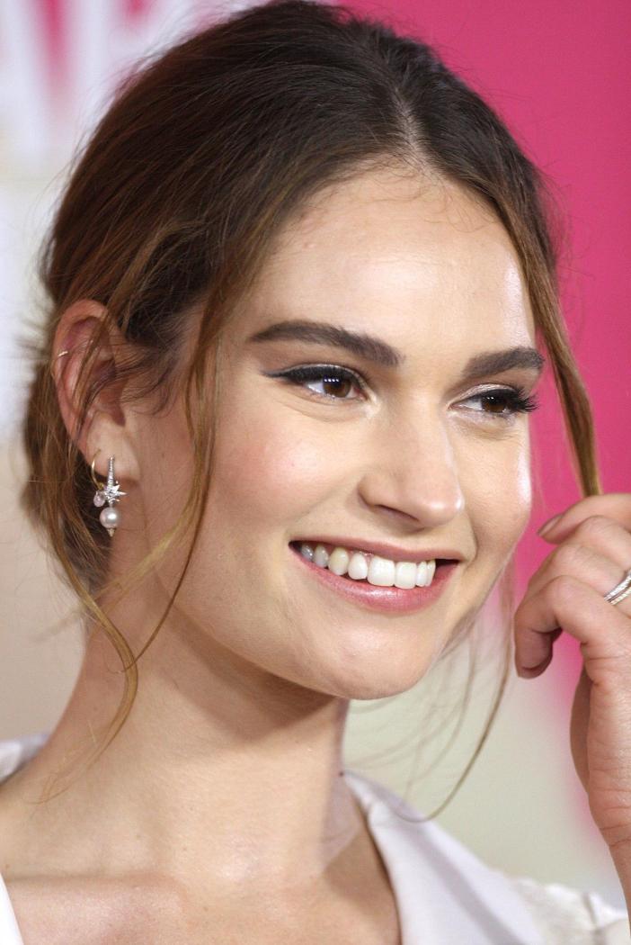 Lilly_James_(35036323024).thumb.jpg.6d9dff818d1334b92340f1eafc04a448.jpg