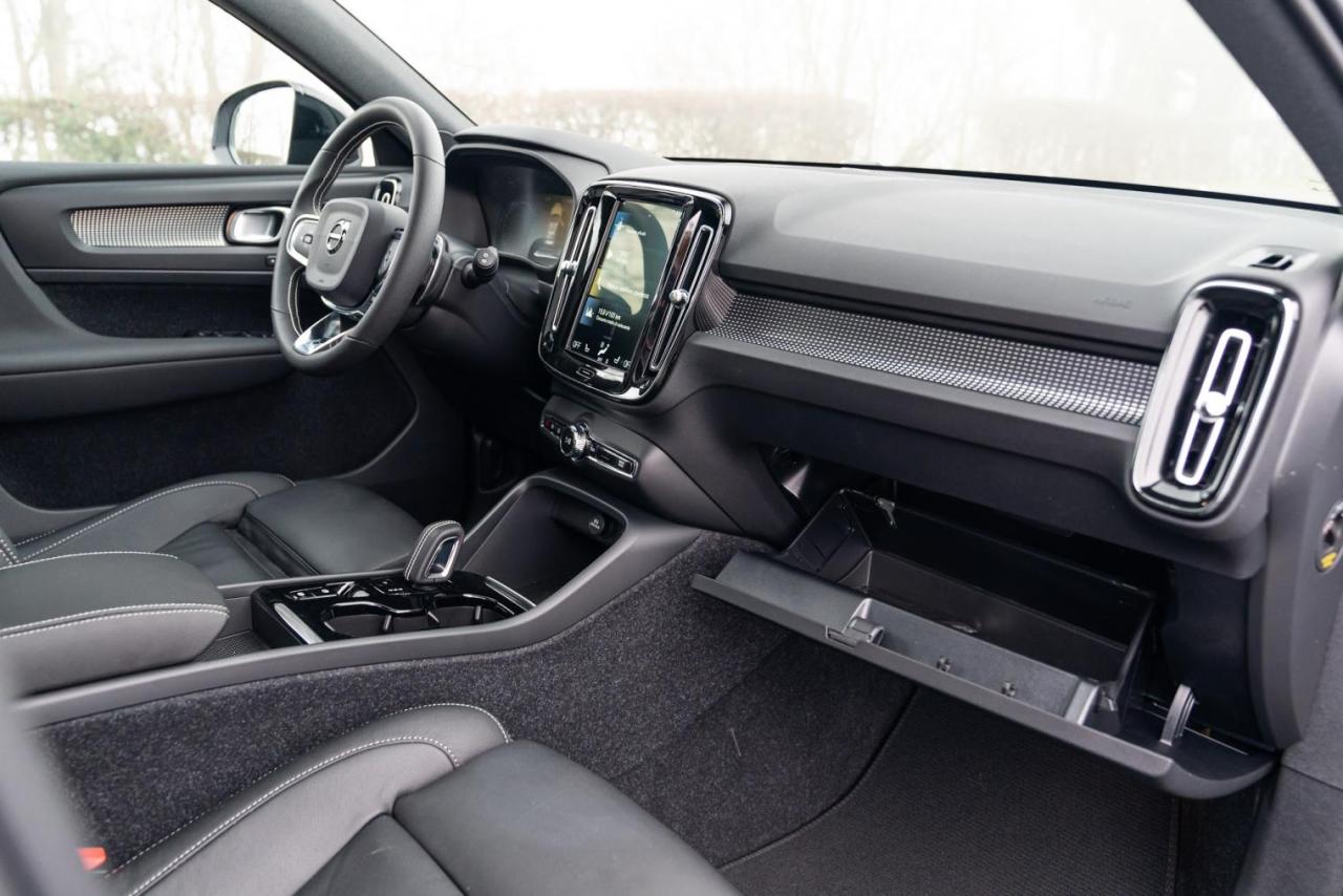 interni-Volvo-XC40-Recharge-T5-Plug-in-Hybrid-2020.jpg