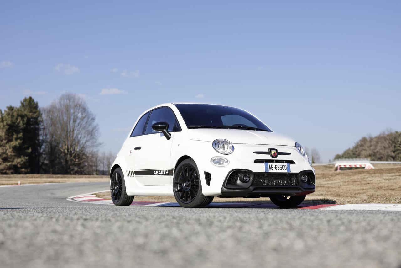 1778058085_NewAbarth695Competizione(1).thumb.JPG.5f239da7ec81f2a9a0e2955a547211ea.JPG