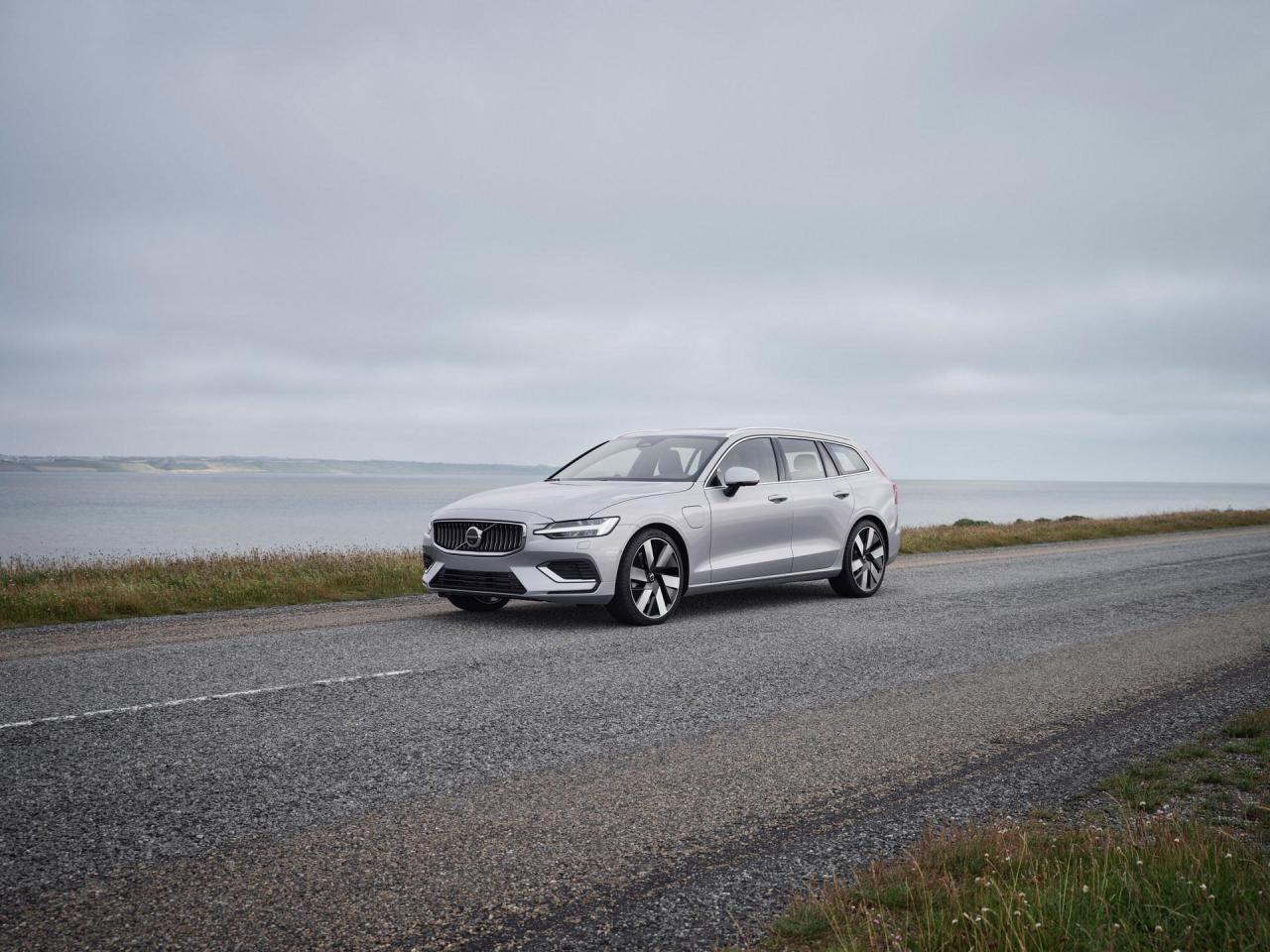 2023-Volvo-V60-Recharge-T8-1.jpg