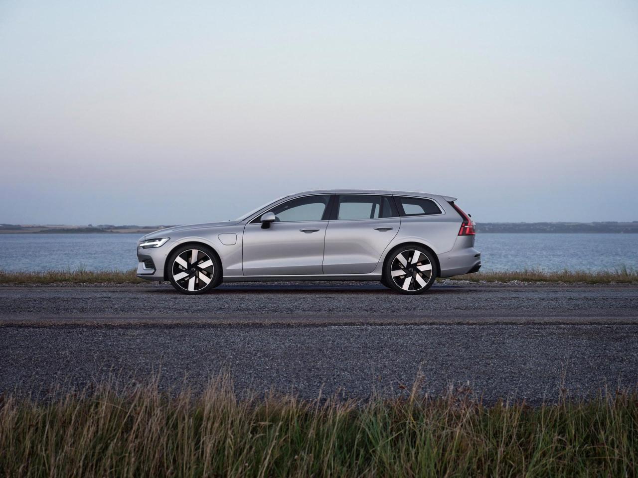 2023-Volvo-V60-Recharge-T8-5.jpg