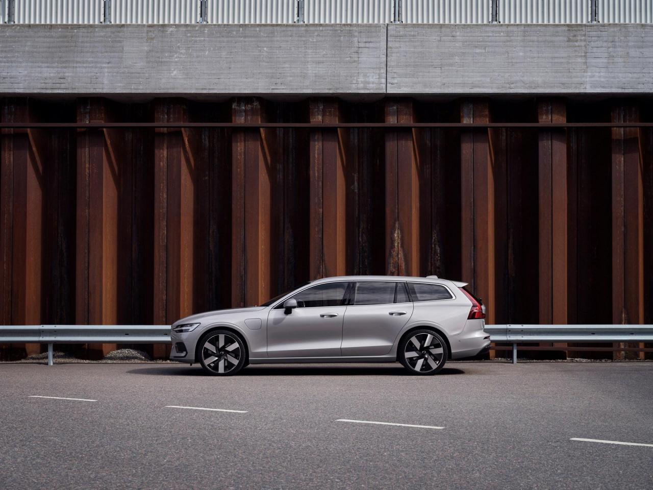 2023-Volvo-V60-Recharge-T8-8.jpg