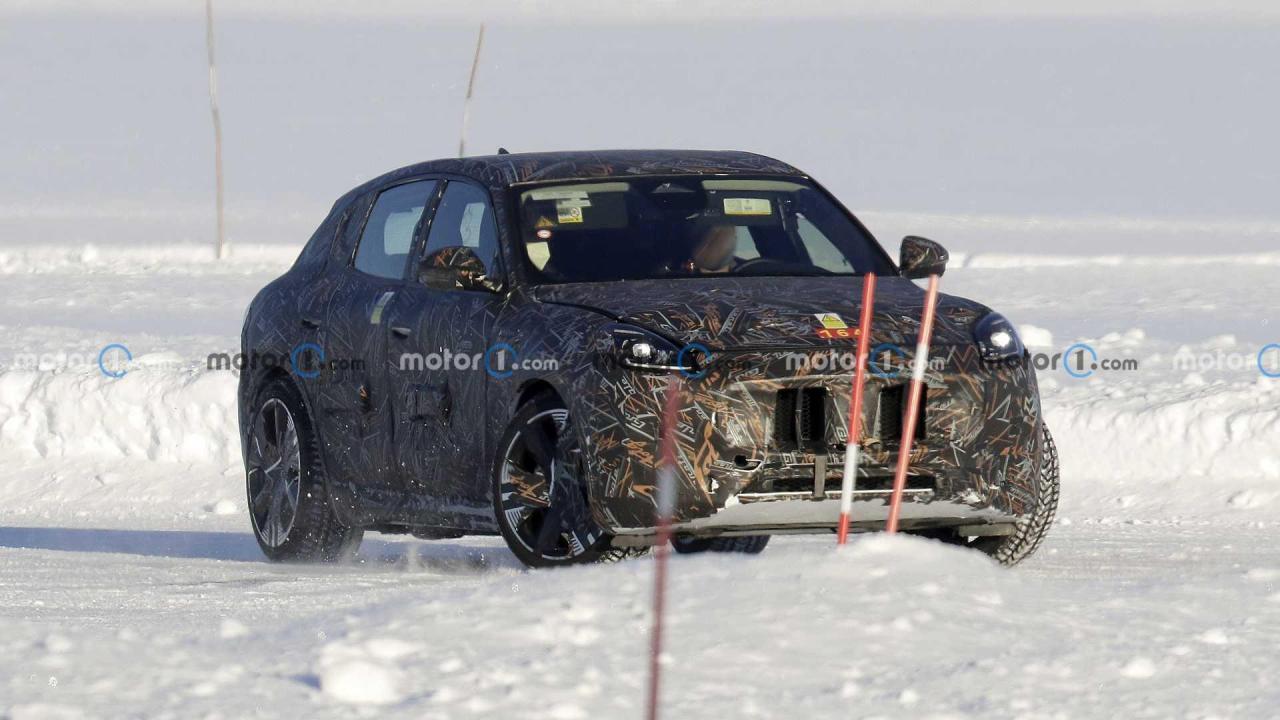 2023-maserati-folgore-grecale-spy-photo (1).jpg