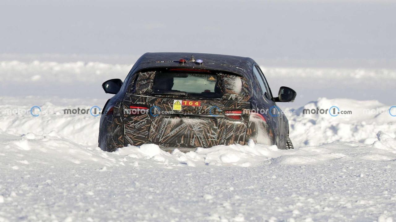 2023-maserati-folgore-grecale-spy-photo (11).jpg