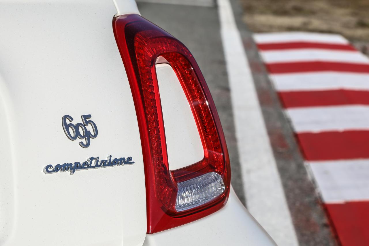 887766003_NewAbarth695Competizione(12).thumb.jpg.5bac437ca695ee34b31254c7097fb2dc.jpg