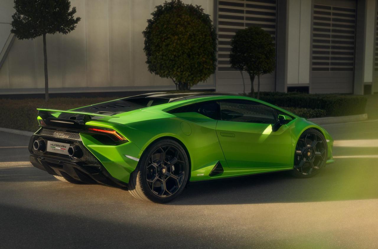 2022-Lamborghini-Huracan-Tecnica-00003.jpg