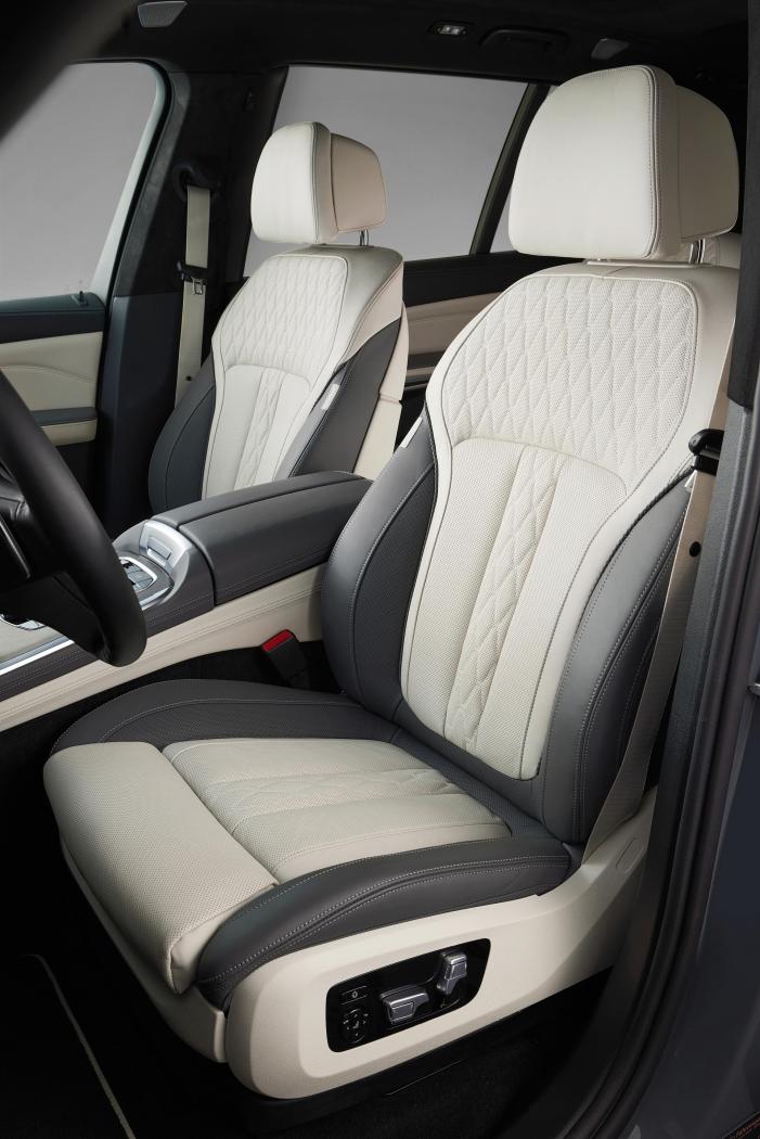 2023-BMW-X7-131.jpg