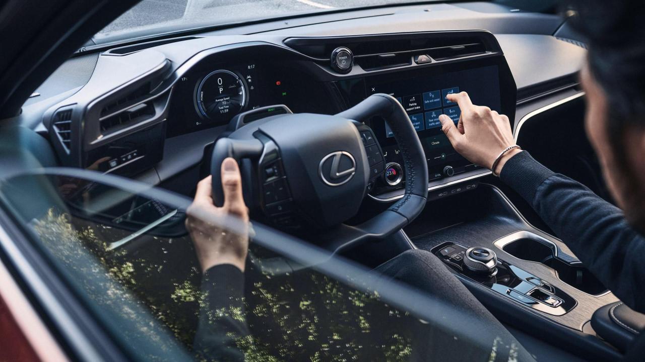 2023-Lexus-RZ-450e-teasers-00002.thumb.jpg.50773bdff6c805944f92f5c319433ead.jpg