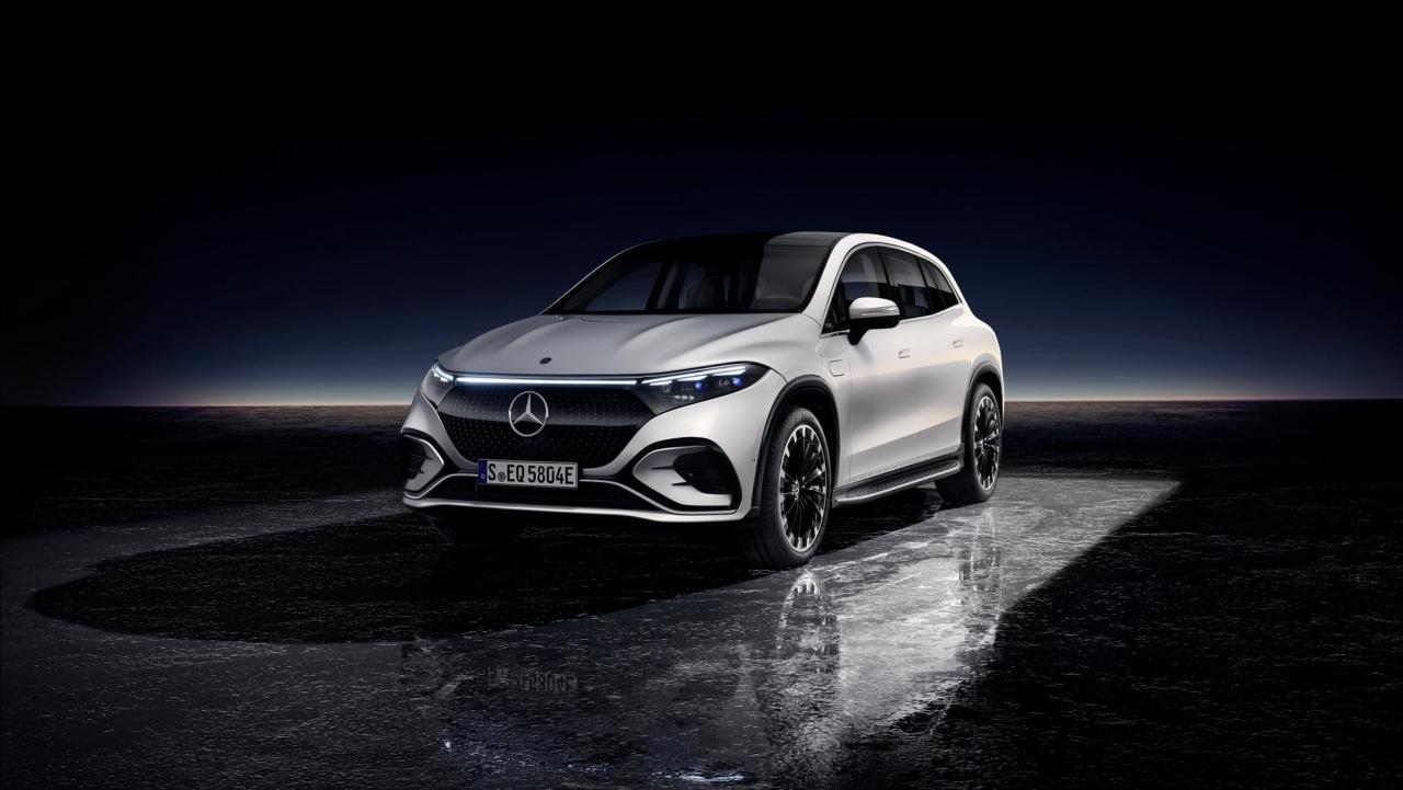 2023-Mercedes-Benz-EQS-SUV-0002.jpg