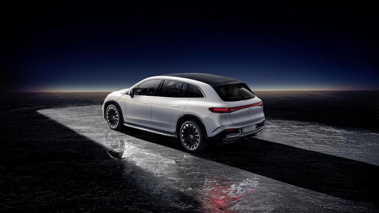 2023-Mercedes-Benz-EQS-SUV-0008.jpg
