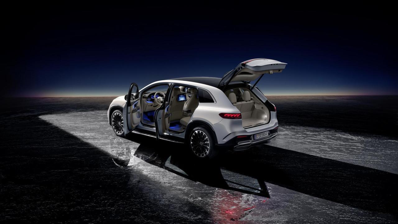 2023-Mercedes-Benz-EQS-SUV-0010.jpg
