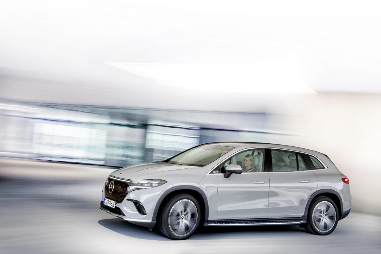2023-Mercedes-Benz-EQS-SUV-0014.jpg