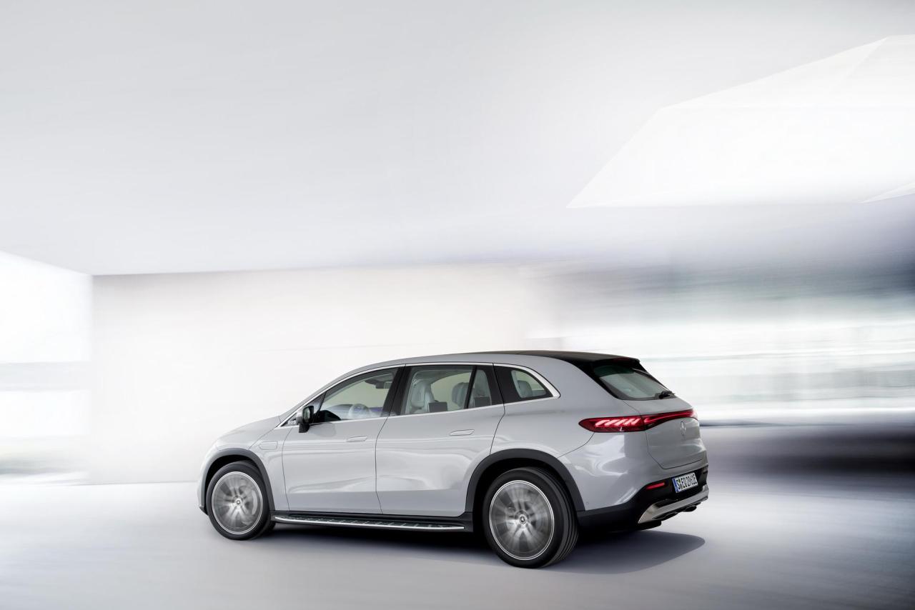 2023-Mercedes-Benz-EQS-SUV-0015.jpg