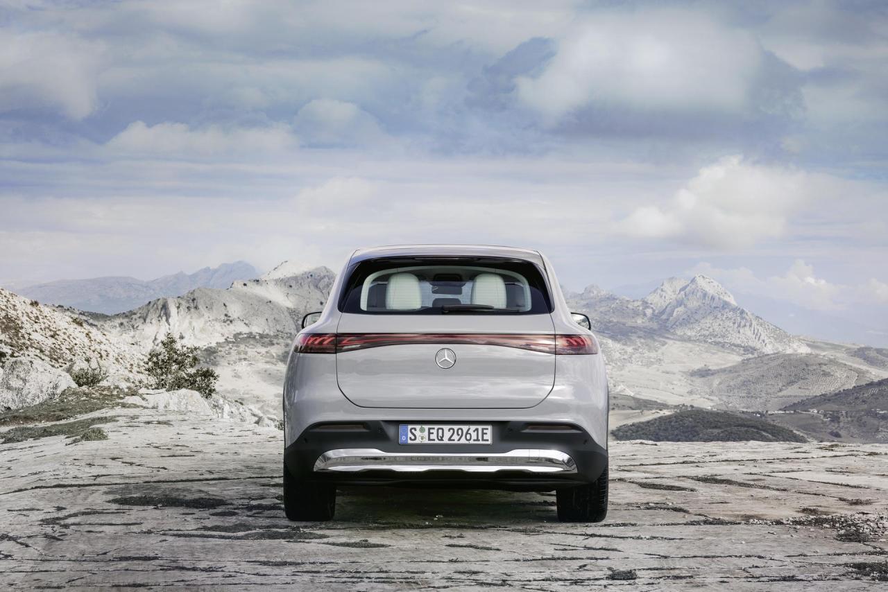 2023-Mercedes-Benz-EQS-SUV-0017.jpg