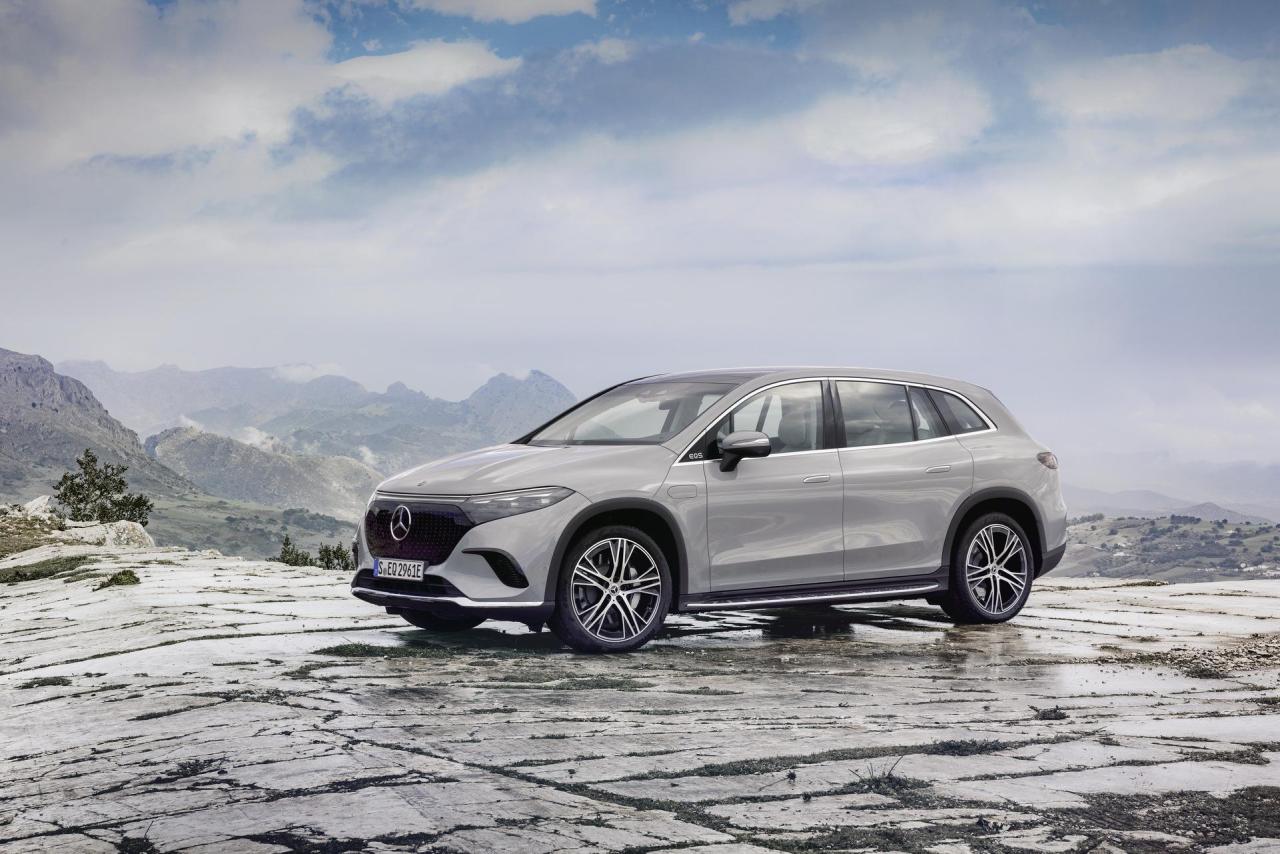 2023-Mercedes-Benz-EQS-SUV-0019.jpg