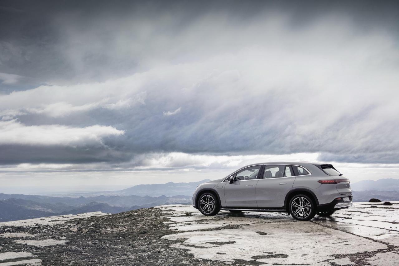 2023-Mercedes-Benz-EQS-SUV-0022.jpg