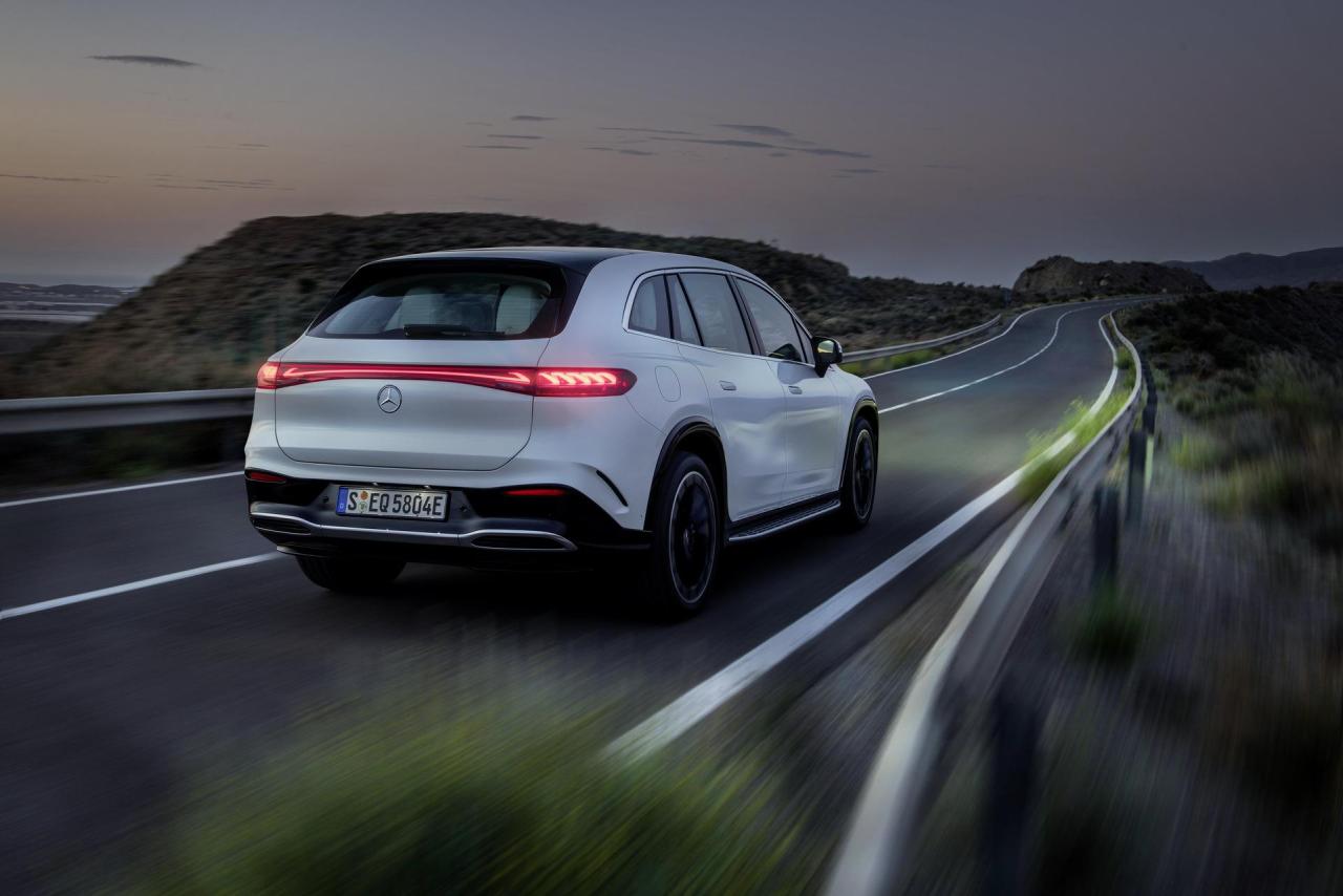 2023-Mercedes-Benz-EQS-SUV-0029.jpg