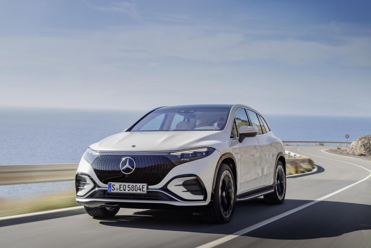 2023-Mercedes-Benz-EQS-SUV-0032.jpg