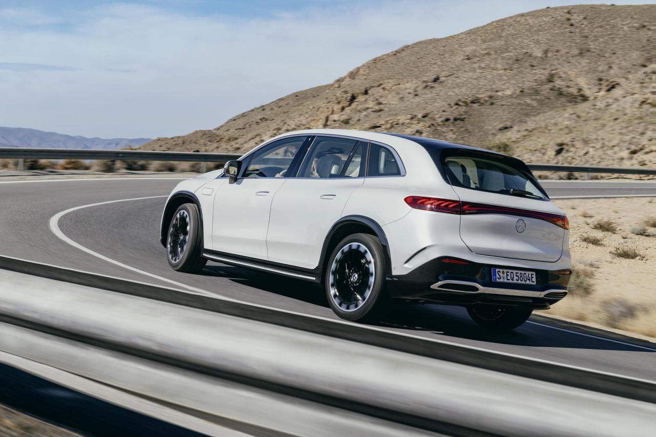 2023-Mercedes-Benz-EQS-SUV-0033.jpg