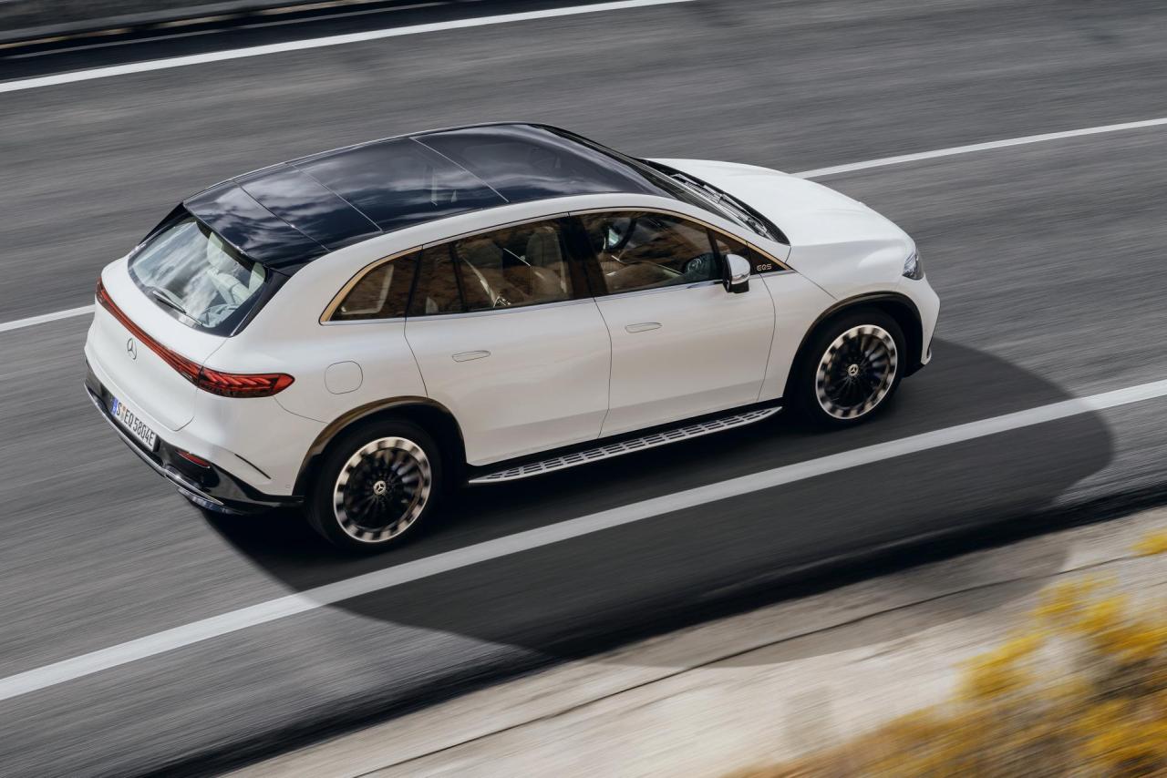 2023-Mercedes-Benz-EQS-SUV-0034.jpg