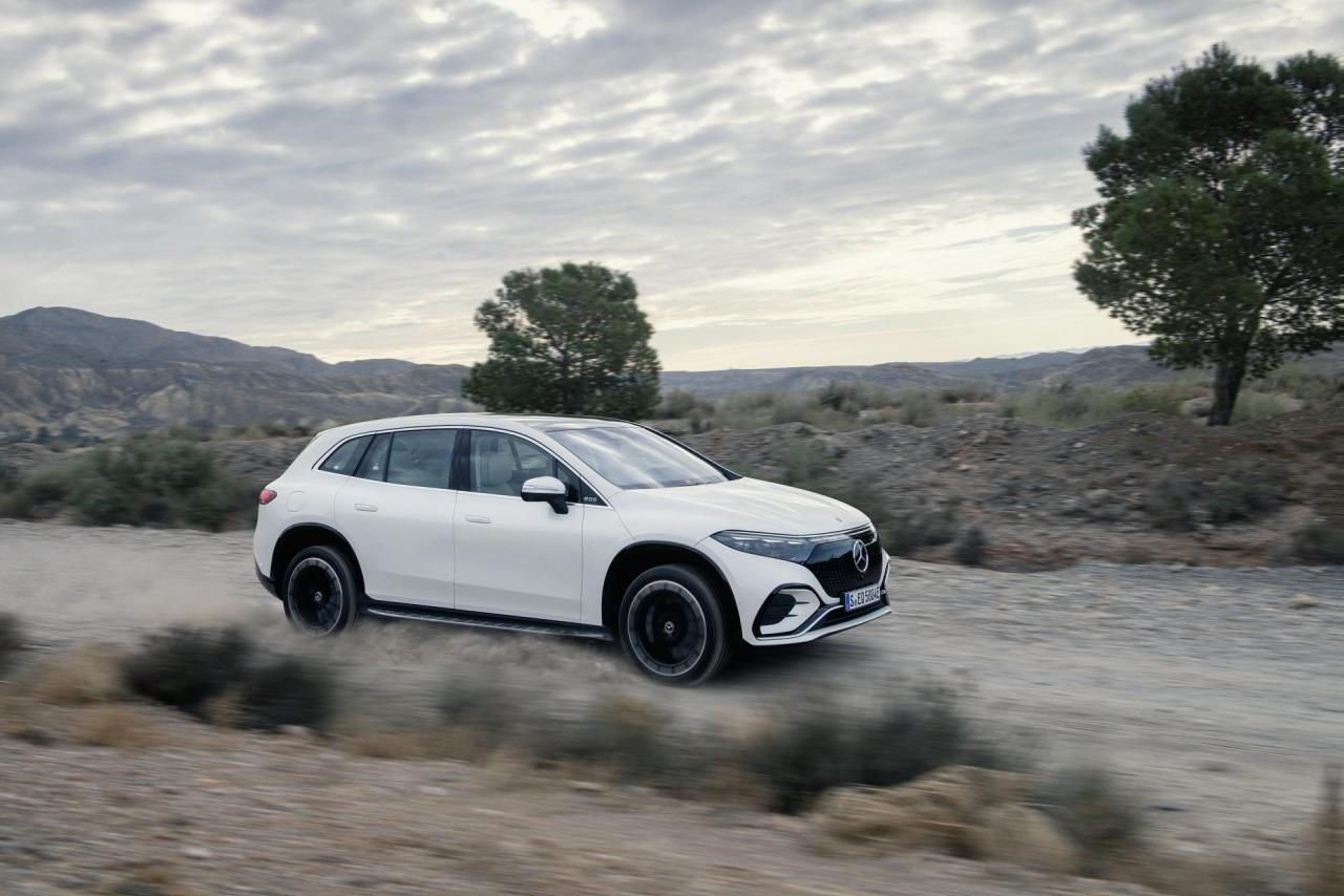 2023-Mercedes-Benz-EQS-SUV-0039.jpg