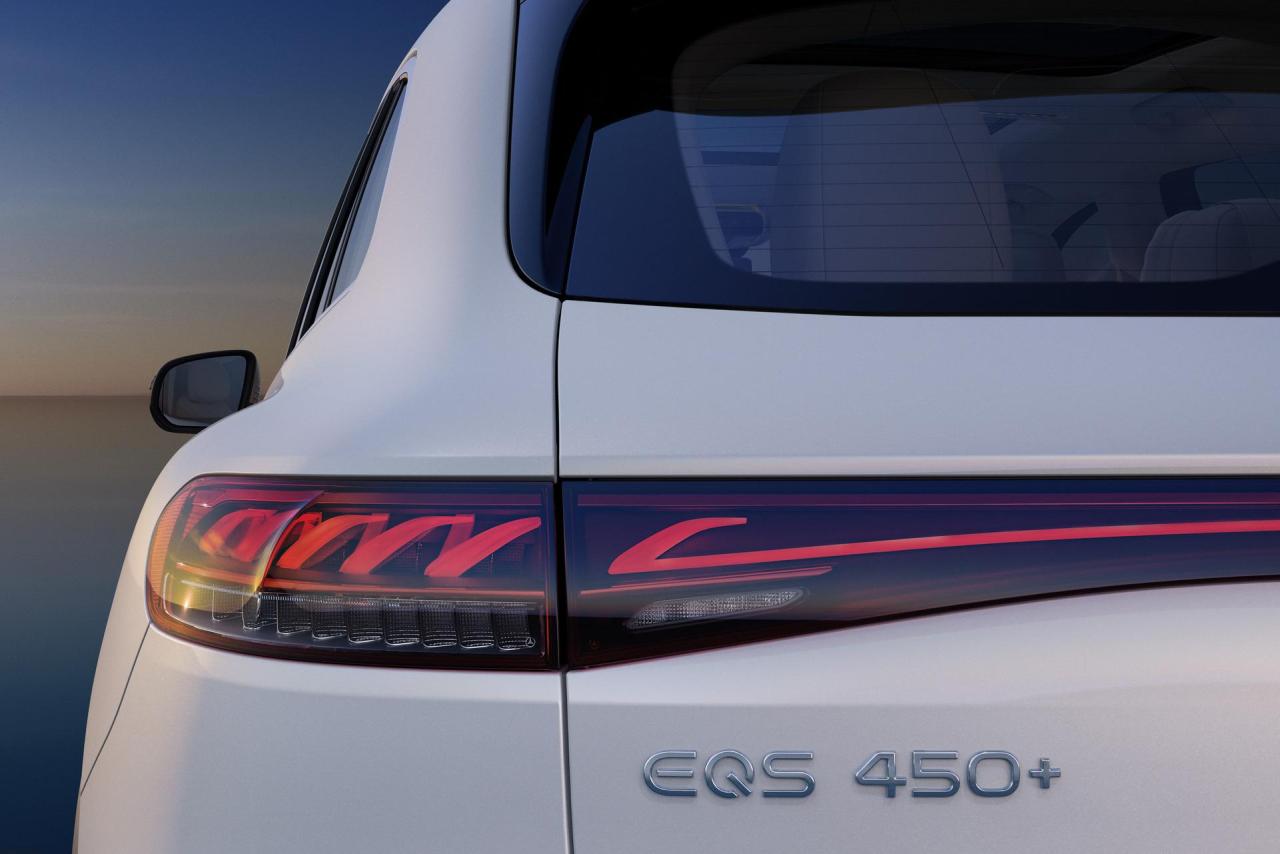 2023-Mercedes-Benz-EQS-SUV-0043.jpg