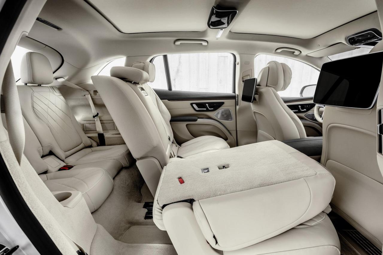 2023-Mercedes-Benz-EQS-SUV-20.jpg