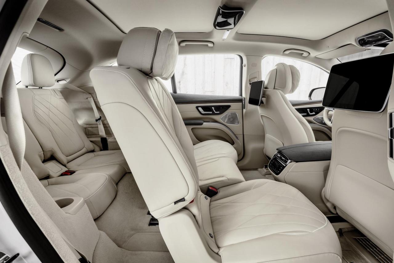 2023-Mercedes-Benz-EQS-SUV-21.jpg