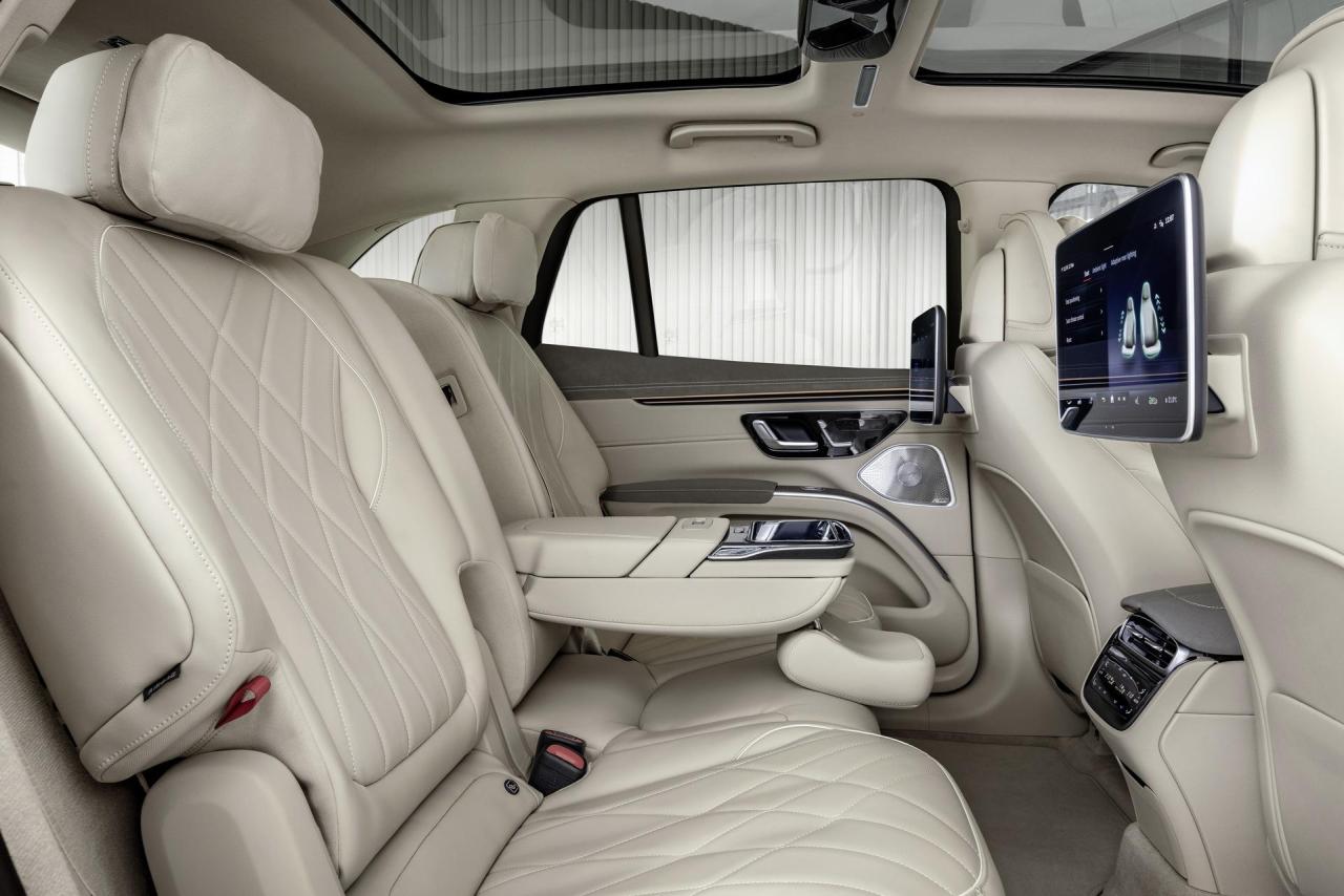 2023-Mercedes-Benz-EQS-SUV-22.jpg
