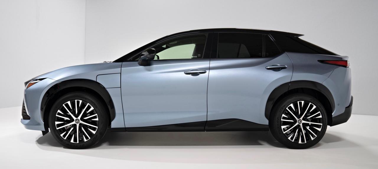 S0-presentation-video-lexus-rz-une-ligne-simplifiee-pour-un-premier-suv-electrise-712675.thumb.jpg.8c66bd2b1393c57fa93d45e12eb6b128.jpg