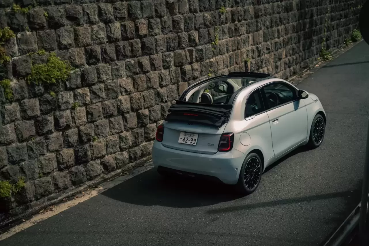 fiat-500e-2.thumb.webp.2229d2ee69f9524850219d96cc6900d6.webp