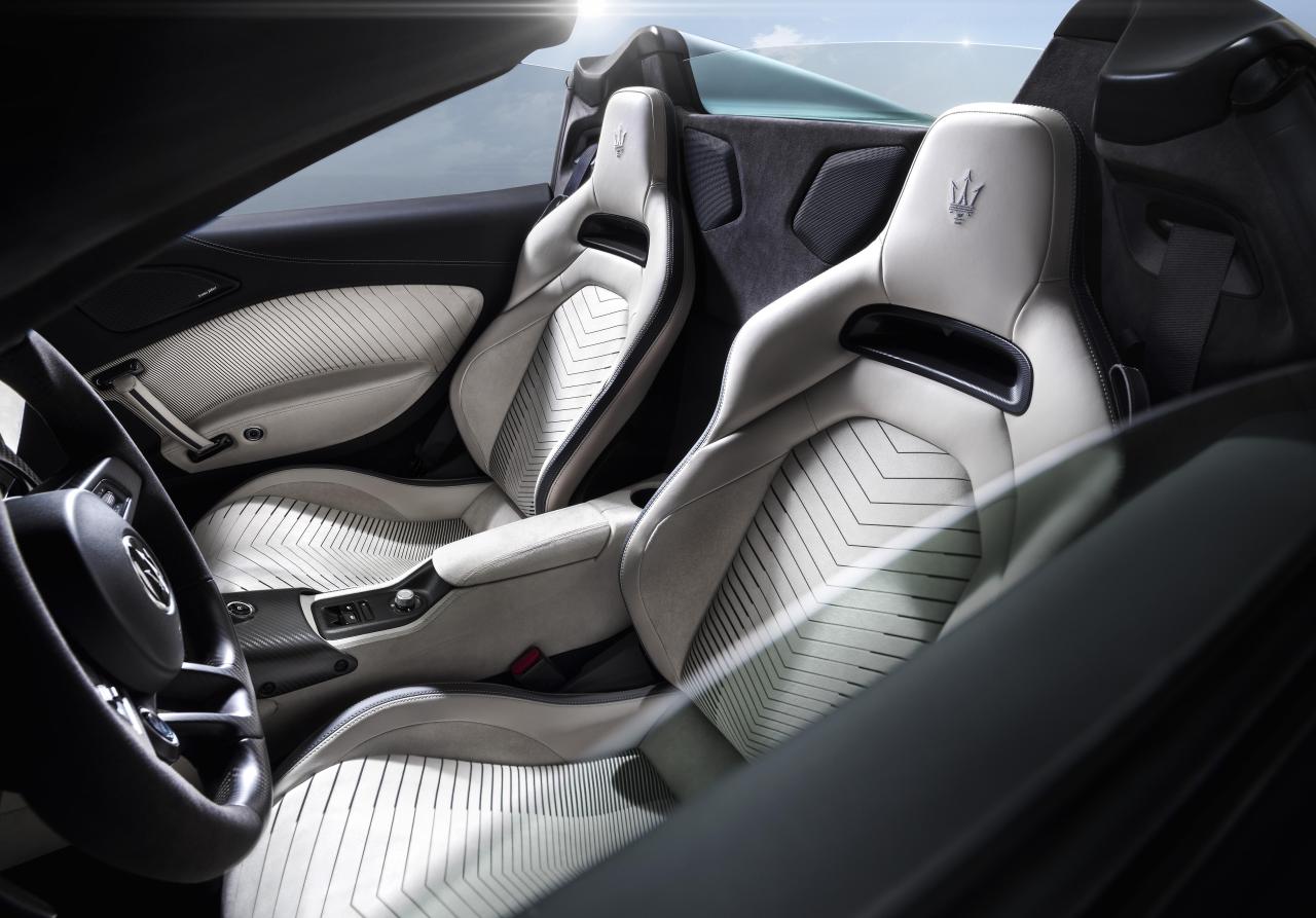 19632-MC20Cielo-lifestyle.thumb.jpg.72b3d397d77713e2f65fc16656bbb045.jpg