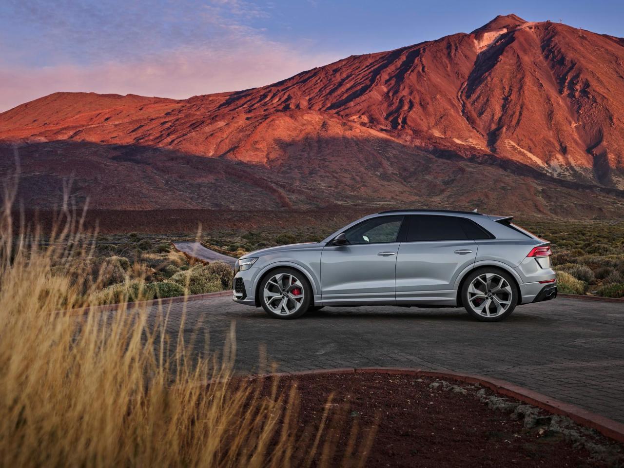 2020-Audi-RS-Q8-3.thumb.jpg.740da24c58f44f639d654faff28b8dcc.jpg