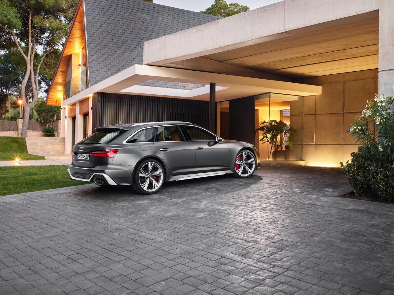 2020-Audi-RS6-Avant-43.thumb.jpg.12e32f496d88039de33f7b07c429fb2b.jpg