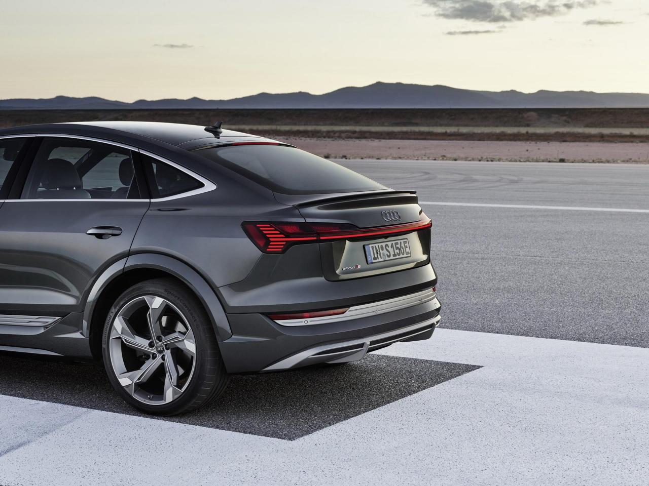 2021-Audi-E-Tron-S-Sportback-40.thumb.jpg.b7a2d56a33b716cd74a81ff775df2981.jpg