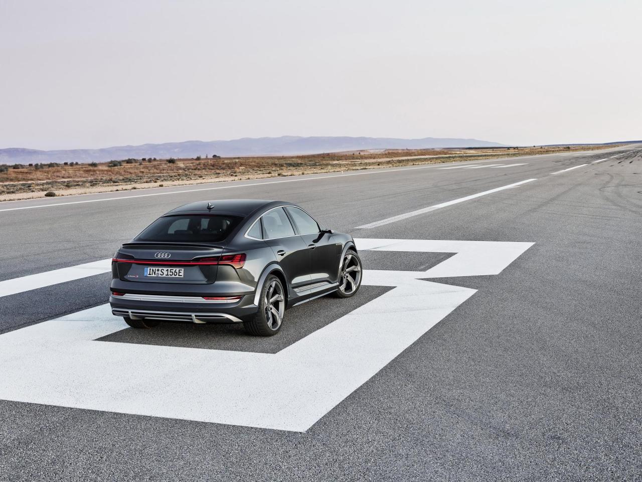 2021-Audi-E-Tron-S-Sportback-42.thumb.jpg.30ec492e764fcecacb9ce100683b08fb.jpg