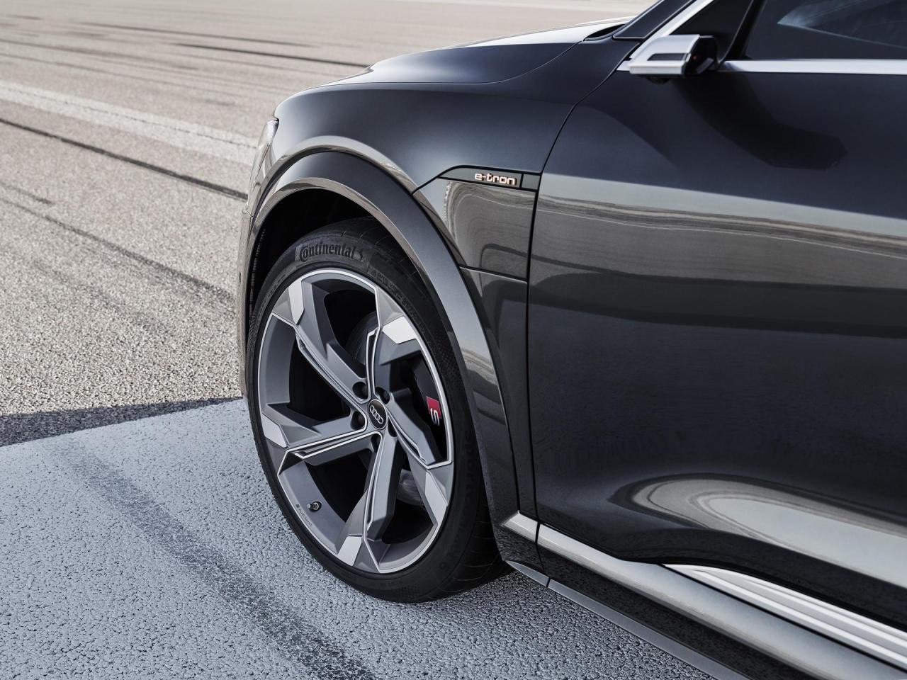 2021-Audi-E-Tron-S-Sportback-75.thumb.jpg.4f7373469789bec0f7f21068a80e3112.jpg